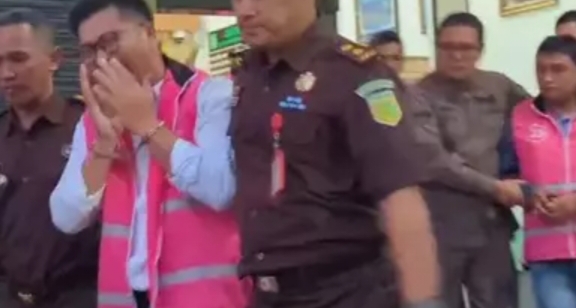 Sabrul Iman SH MH Kajari 6 Tersangka 242,9 Milyar